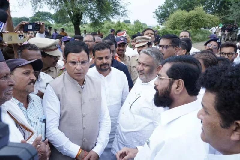 दुष्काळसदृश्य भागाची पाहणी, अकोला–बुलढाणा — शेतकऱ्यांशी संवाद